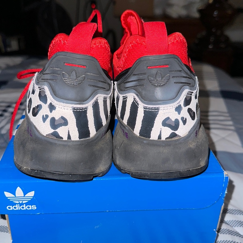 Tenis marca Adidas ZX 2K BOOST J COLOR SCARLE/CBLACK/ GOLDMT